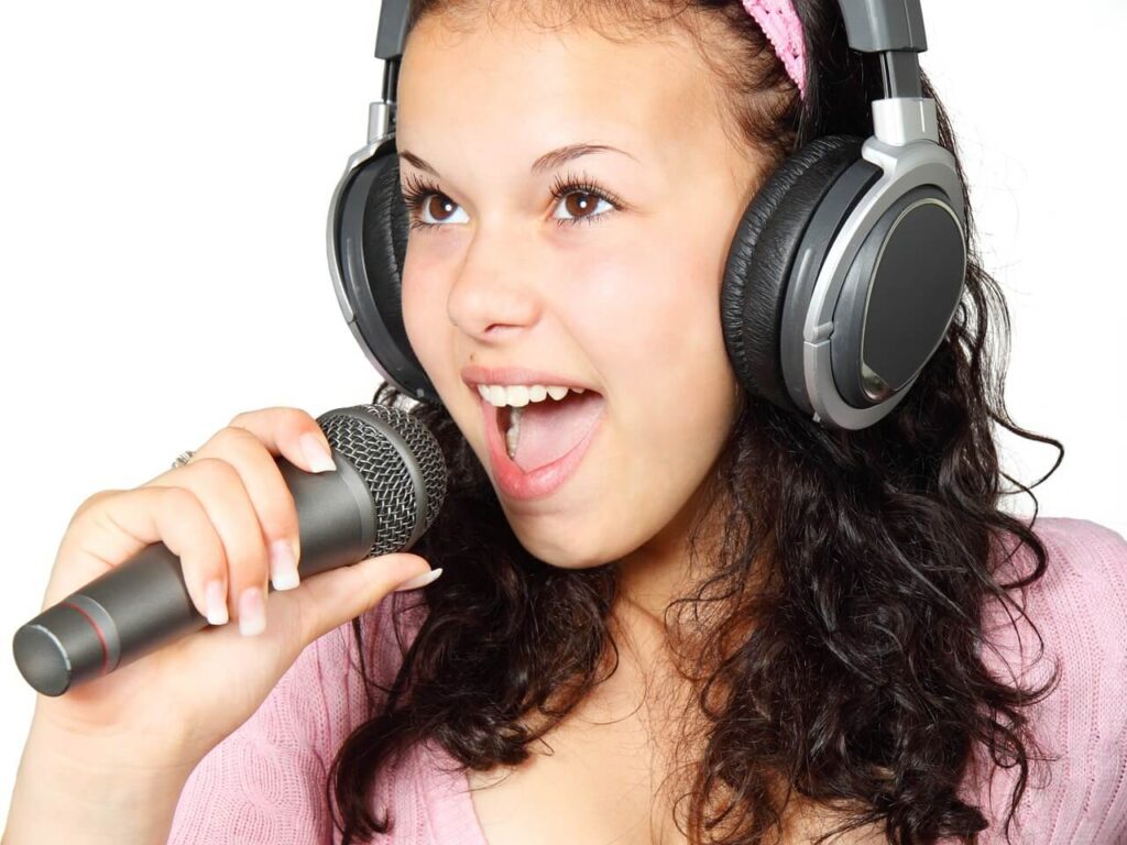 EL KARAOKE Y UNA FORMA DIVERTIDA DE PRACTICAR INGLÉS