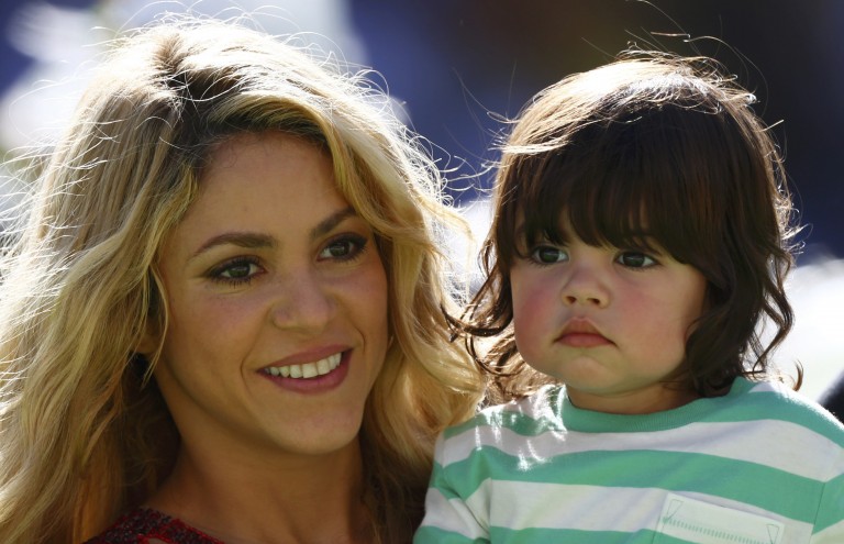 SHAKIRA ENSEÑA 7 IDIOMAS A SU HIJO