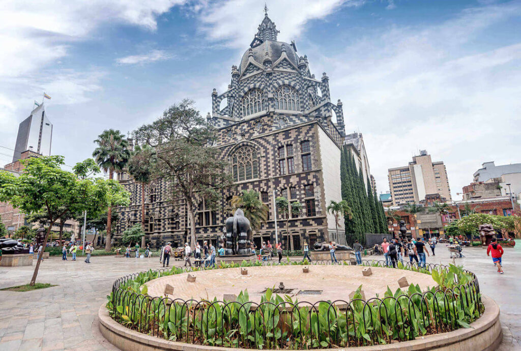 GUÍA TURÍSTICA EN MEDELLÍN PARA NACIONALES Y EXTRANJEROS
