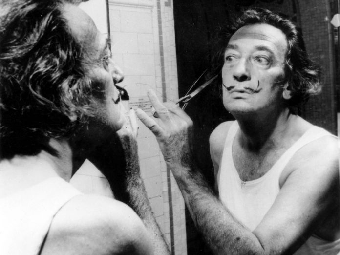 TRAS EL BIGOTE DE SALVADOR DALÍ: 5 CURIOSIDADES DE LA VIDA Y OBRA DEL ARTISTA