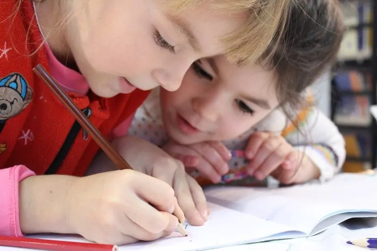 UNA HERRAMIENTA PARA ENSEÑAR EL INGLÉS A LOS NIÑOS