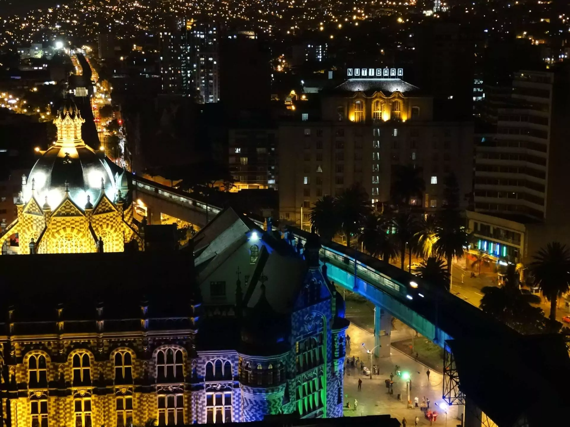 Medellin noche. dónde puedo estudiar idiomas en Medellín